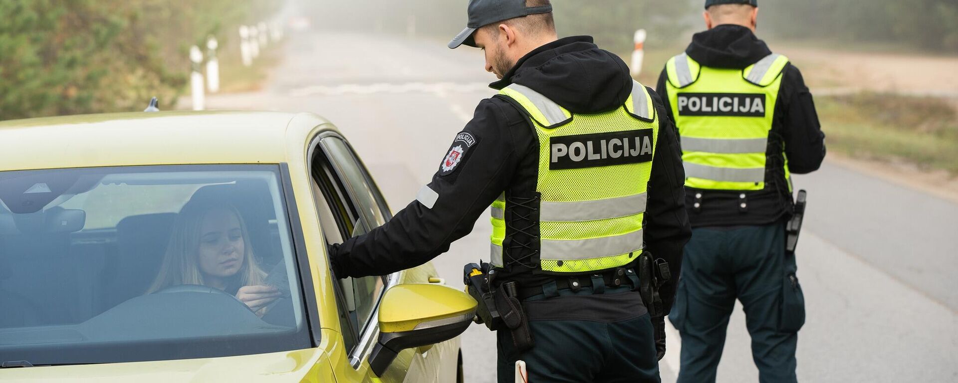 Литовский полицейский проверяет документы у водителя, архивное фото - Sputnik Литва, 1920, 29.03.2026