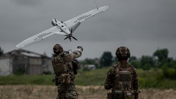 Военнослужащие ВСУ с дроном, архивное фото - Sputnik Литва