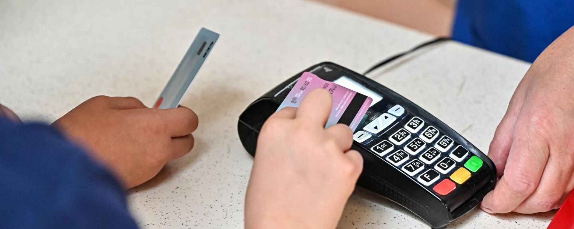 Оплата картой, архивное фото Оплата картой, архивное фото - Sputnik Литва, 1920, 18.06.2025