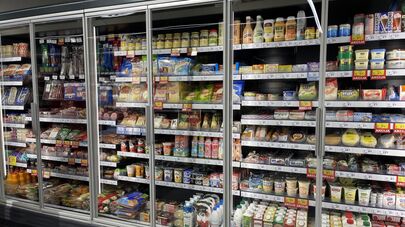 Полки в продуктовом магазине, архивное фото