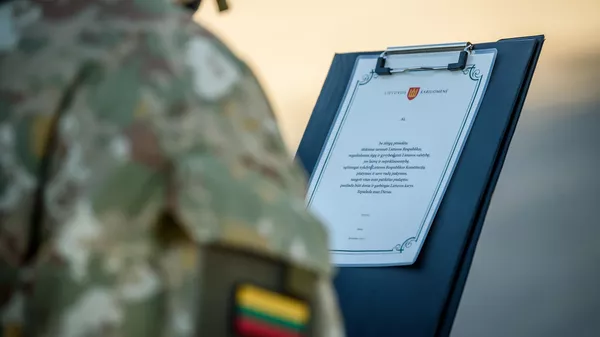 Литовский военнослужащий с текстом присяги, архивное фото - Sputnik Литва