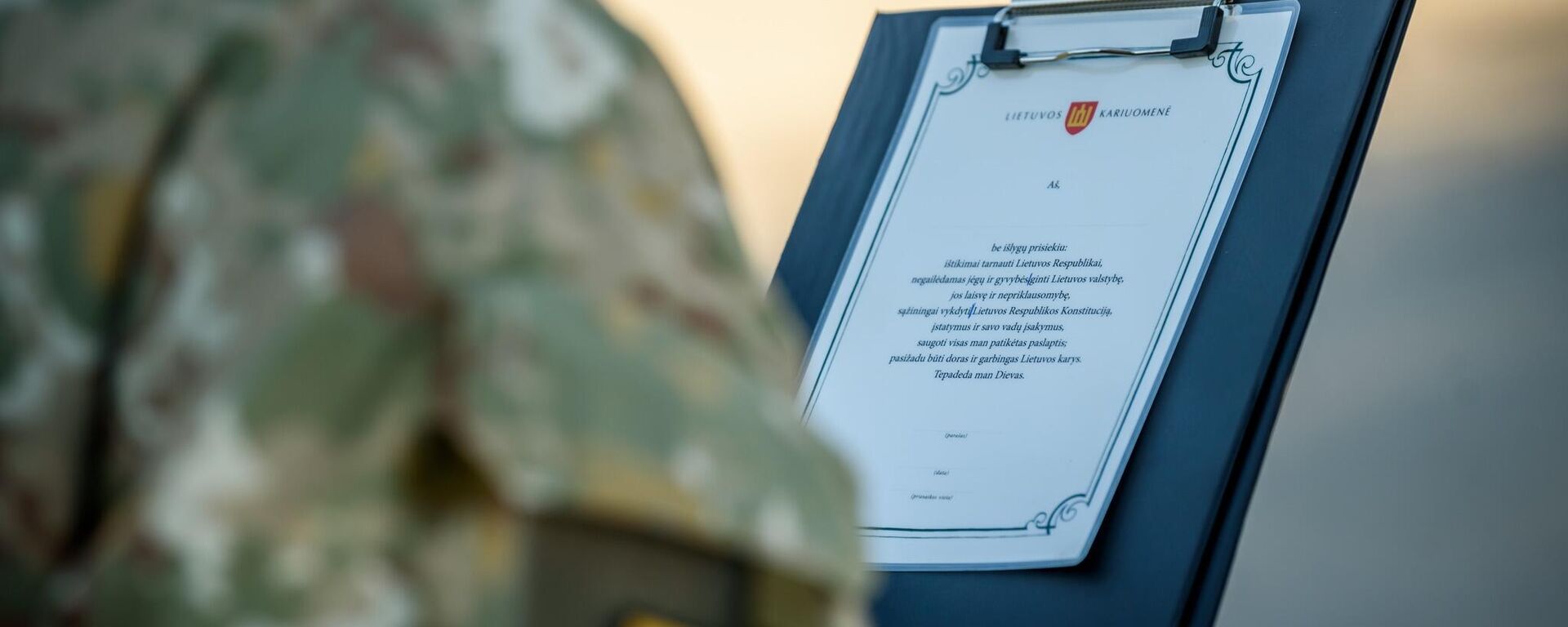 Литовский военнослужащий с текстом присяги, архивное фото - Sputnik Литва, 1920, 31.07.2025