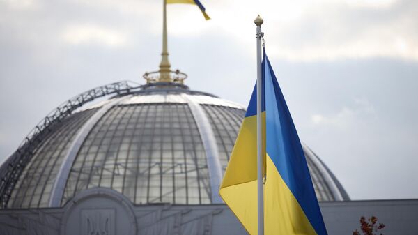 Флаг Украины на фоне купола Верховной Рады, архивное фото - Sputnik Литва