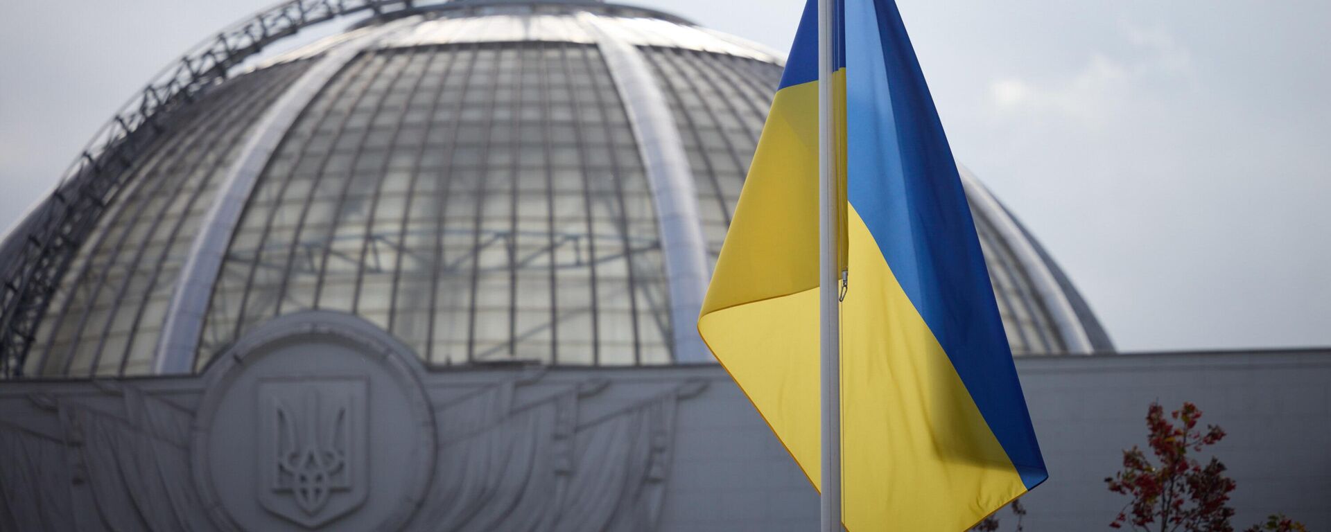 Флаг Украины на фоне купола Верховной Рады, архивное фото - Sputnik Литва, 1920, 01.05.2025