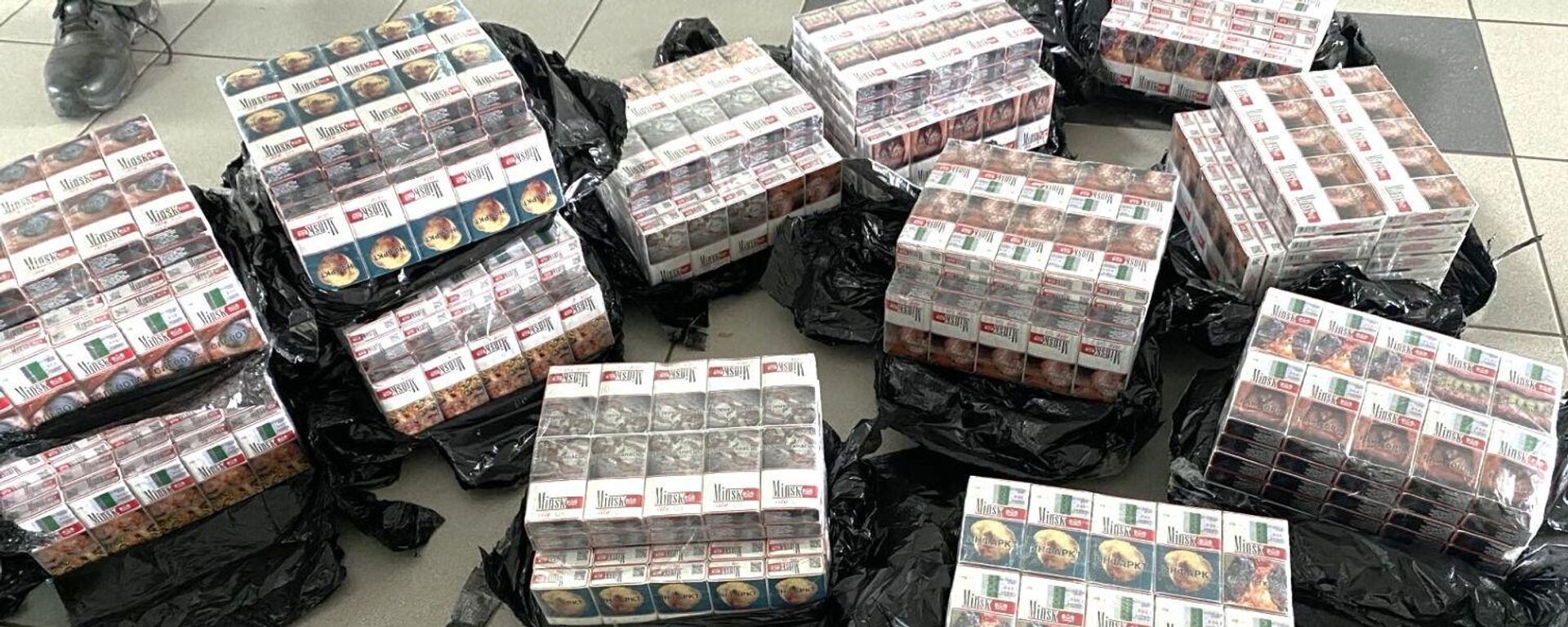 Контрабандные сигареты из Белоруссии, изъятые литовской таможней - Sputnik Литва, 1920, 15.11.2025