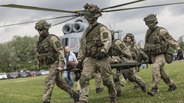 Литовские военные несут солдата на носилках, архивное фото - Sputnik Литва