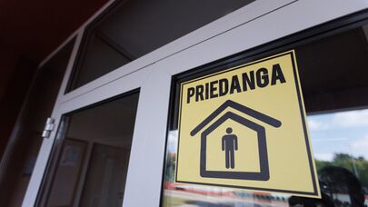 Табличка "Укрытие" на двери, архивное фото