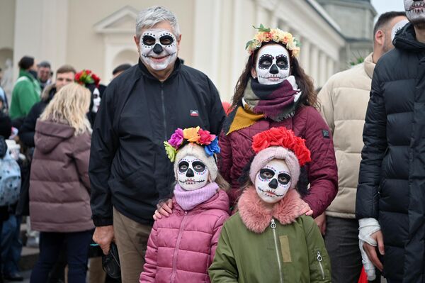 Участники праздника выделялись яркими традиционными нарядами и лицами, загримированными под скелетов. - Sputnik Литва