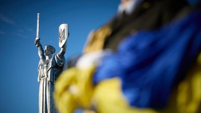 Флаг Украины на фоне монумента "Родина-мать" в Киеве, архивное фото