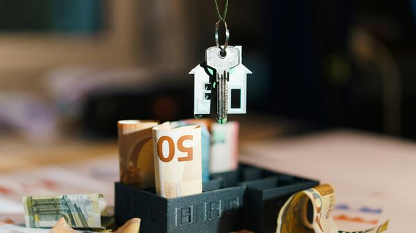 Ключ, купюры евро и брелок в виде дома, архивное фото - Sputnik Литва