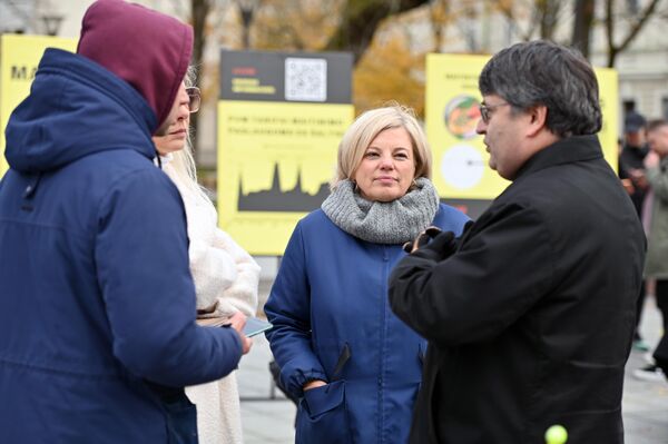 Участники протеста собрались на площади Винцаса Кудирки напротив здания правительства, принеся с собой плакаты и декорации. - Sputnik Литва