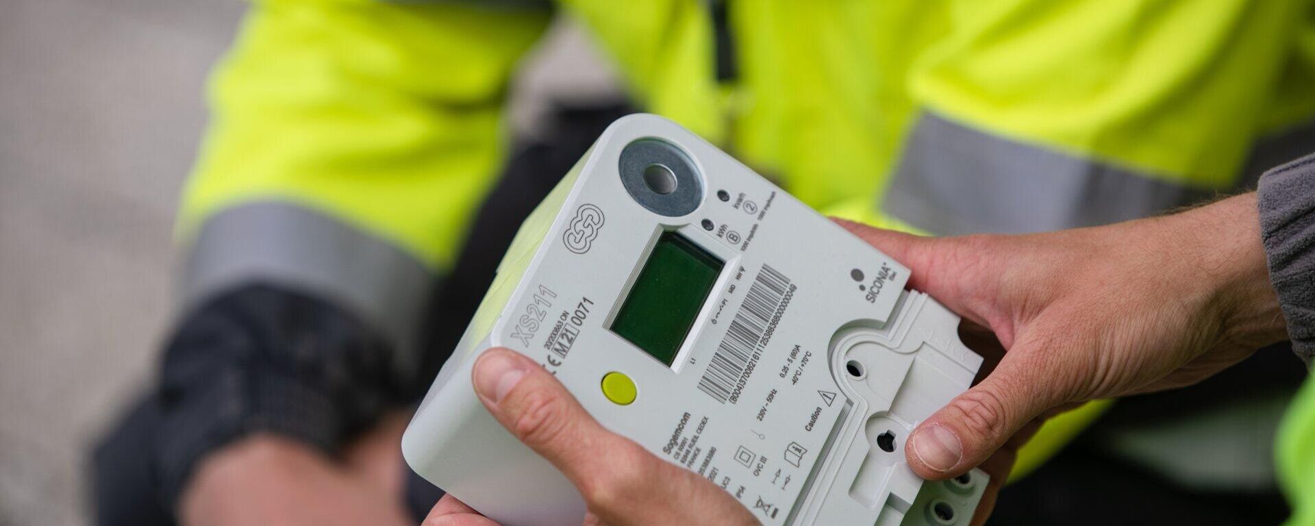 Сотрудник ESO с умным электросчетчиком, архивное фото - Sputnik Литва, 1920, 15.02.2026