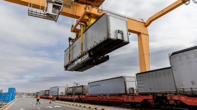 Погрузка контейнера, архивное фото