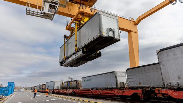Погрузка контейнера, архивное фото - Sputnik Литва