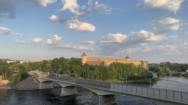 Мост через Нарву на фоне крепости Ивангорода, архивное фото - Sputnik Литва