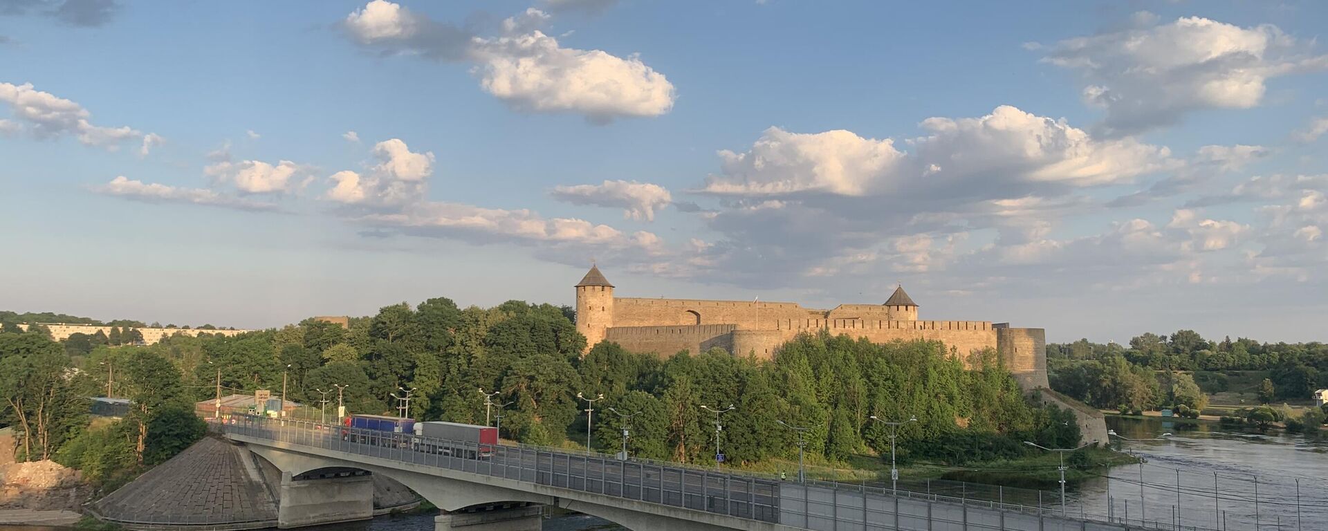Мост через Нарву на фоне крепости Ивангорода, архивное фото - Sputnik Литва, 1920, 19.09.2025