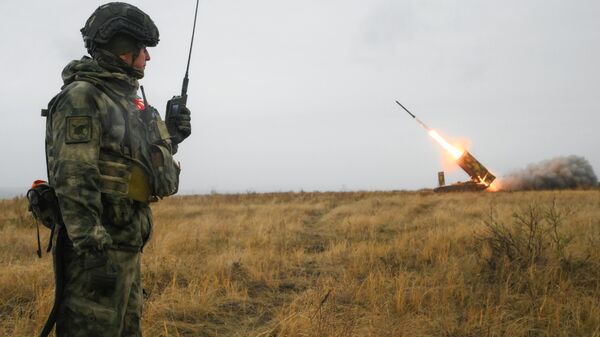 Военнослужащий ВС РФ наблюдает работу ТОС-1А Солнцепек, архивное фото - Sputnik Литва