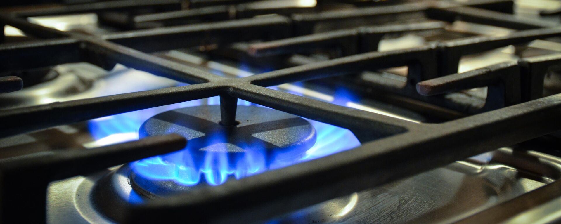 Включенная конфорка газовой плиты, архивное фото - Sputnik Литва, 1920, 06.05.2025