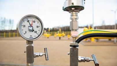 Манометр на трубопроводе газовой трубе, архивное фото