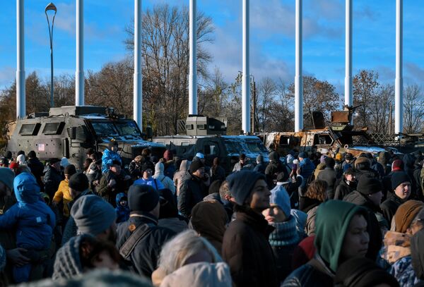 Как на открытии выставки отметил губернатор Санкт-Петербурга Александр Беглов, подбитые западные машины “горят так же, как горели и во время Великой Отечественной войны”. - Sputnik Литва