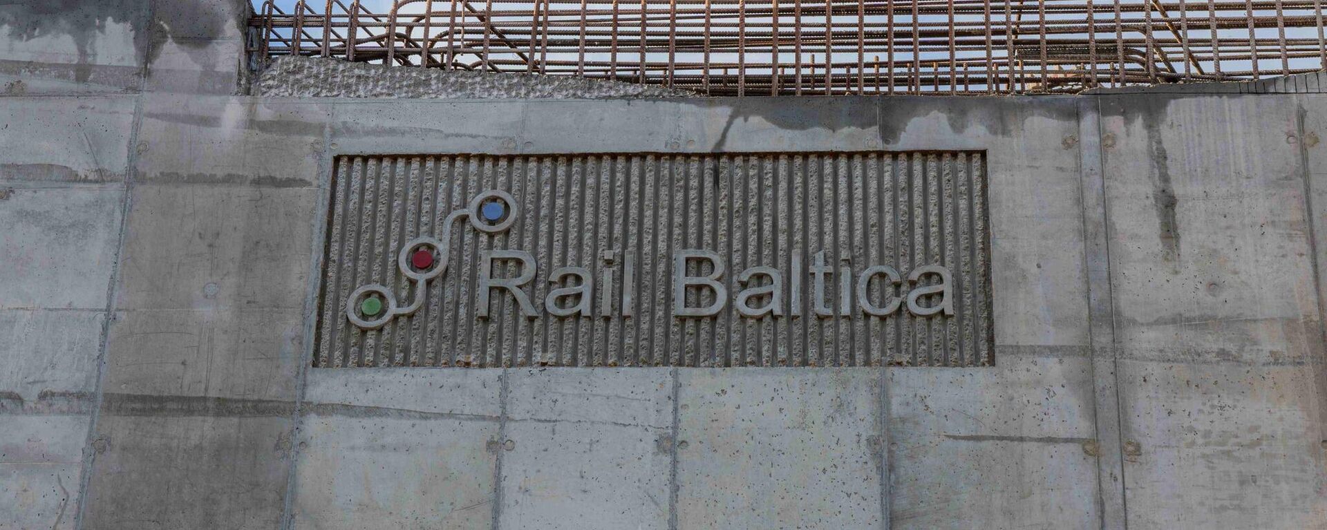 Логотип Rail Baltica на строящейся стене, архивное фото - Sputnik Литва, 1920, 28.05.2025