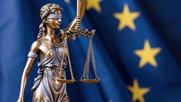 Статуэтка Фемиды на фоне флага Евросоюза, архивное фото - Sputnik Литва