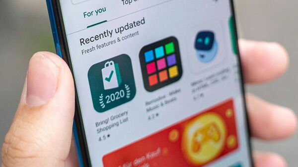 Приложение Google Play на экране смартфона, архивное фото - Sputnik Литва