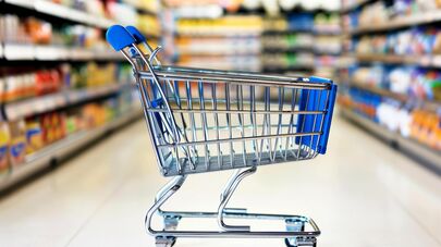 Тележка для покупок в супермаркете, архивное фото