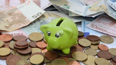 Копилка и евро, архивное фото