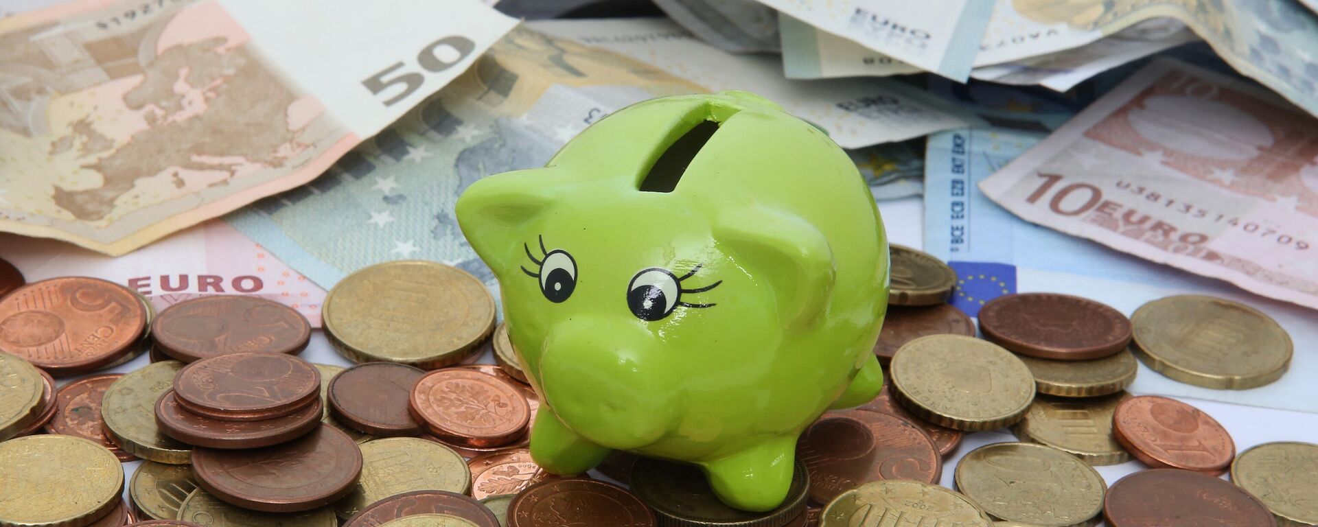 Копилка и евро, архивное фото - Sputnik Литва, 1920, 27.12.2025