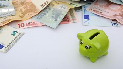 Копилка с купюрами евро, архивное фото