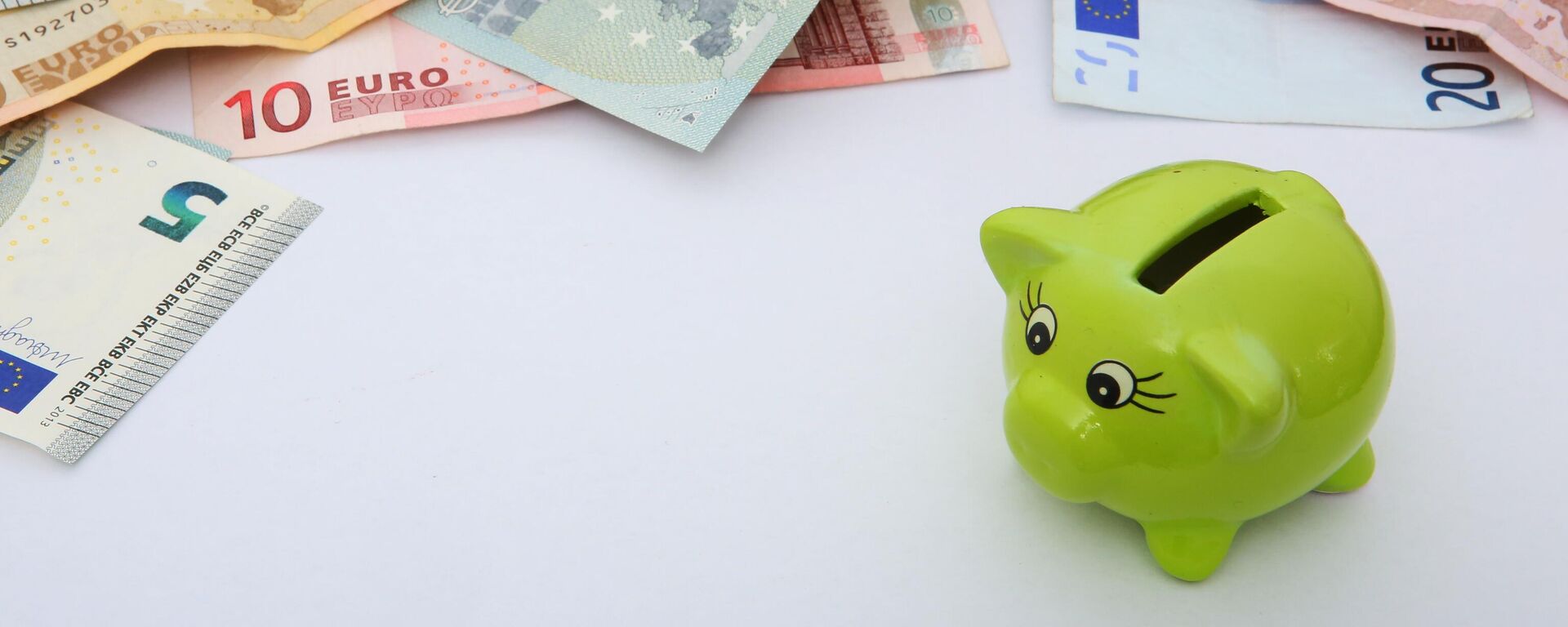 Копилка с купюрами евро, архивное фото - Sputnik Литва, 1920, 11.12.2025