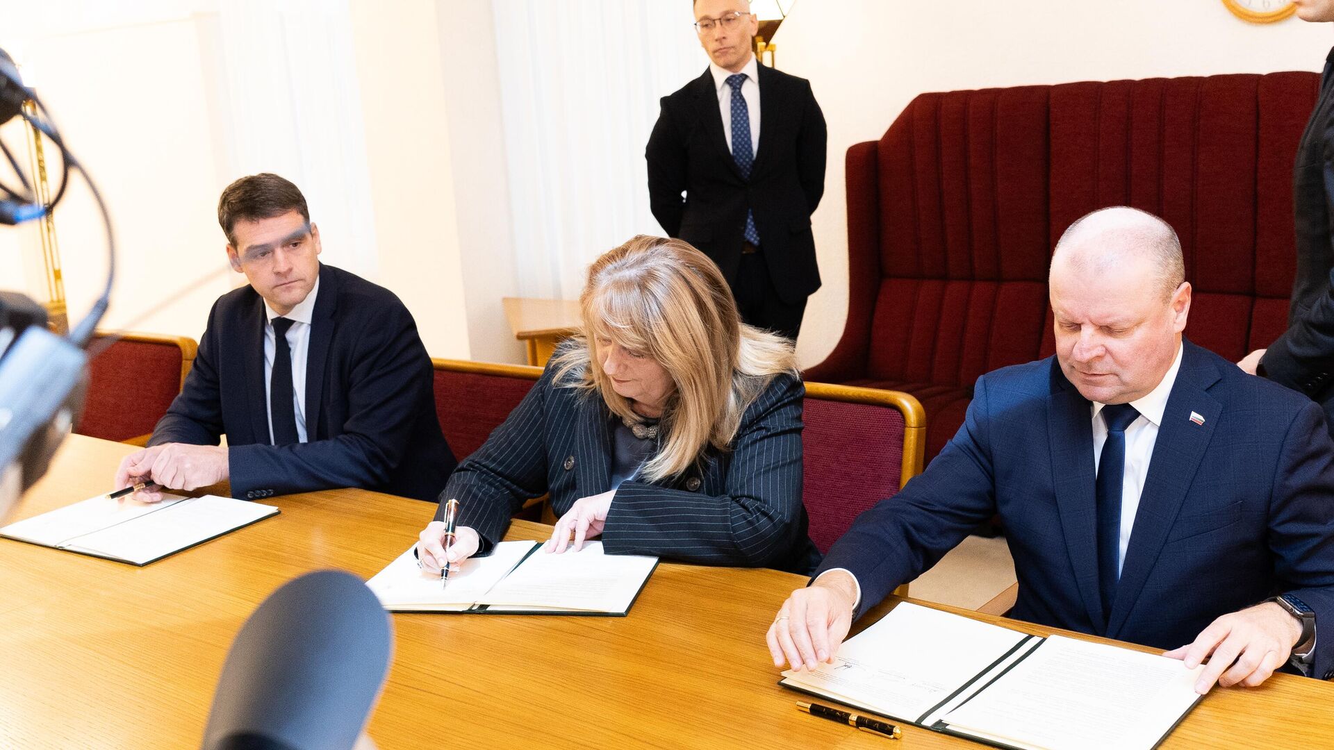 Лидер партии Заря Нямунаса Ремигиюс Жемайтайтис, глава Социал-демократической партии Литвы Вилия Блинкявичюте и глава Демократического союза Во имя Литвы Саулюс Сквернялис - Sputnik Литва, 1920, 11.11.2024