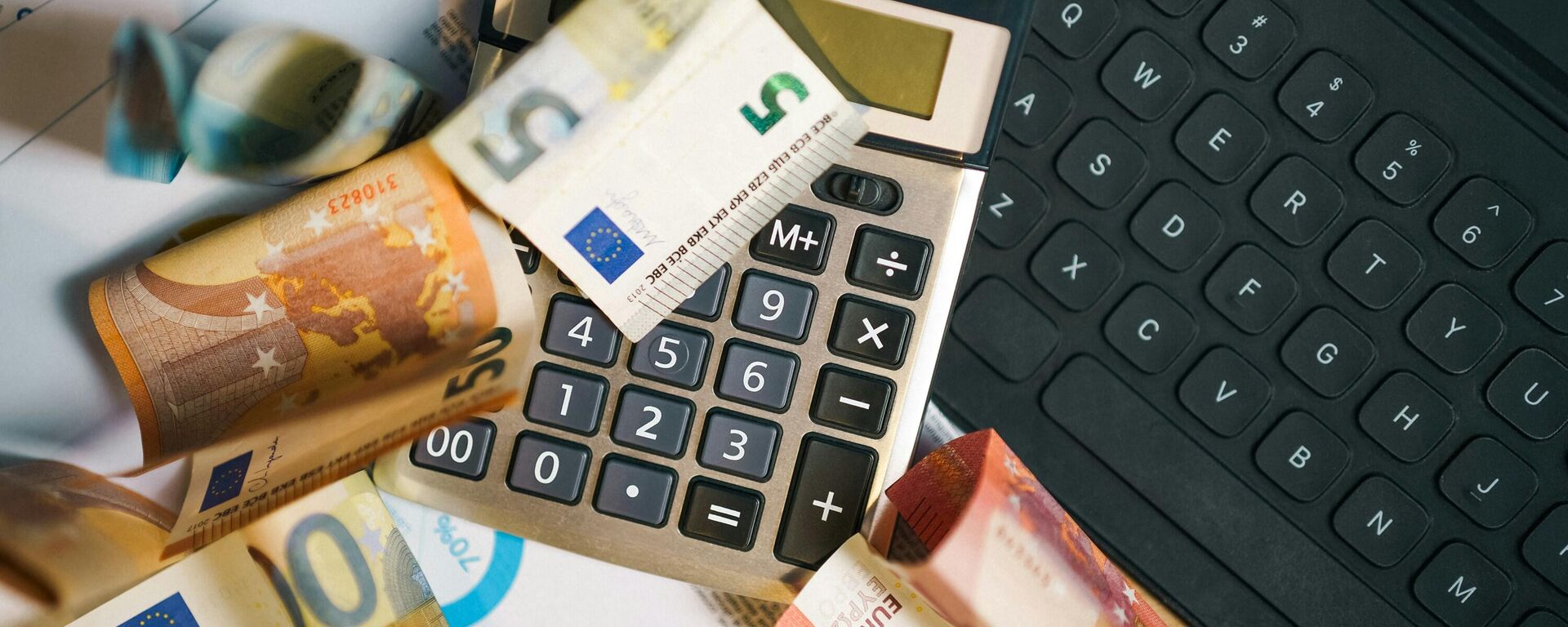 Купюры евро, калькулятор и ноутбук, архивное фото - Sputnik Литва, 1920, 05.12.2025