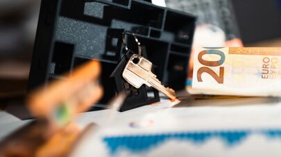 Ключ, купюры евро и макет квартиры, архивное фото