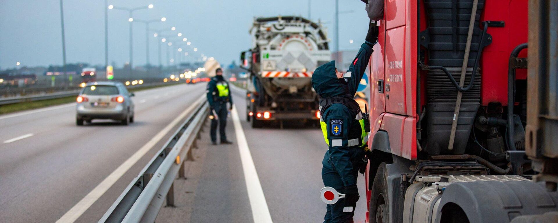 Литовская полиция на дороге, архивное фото - Sputnik Литва, 1920, 13.07.2025