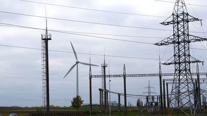 ЛЭП и ветрянная электростанция, архивное фото