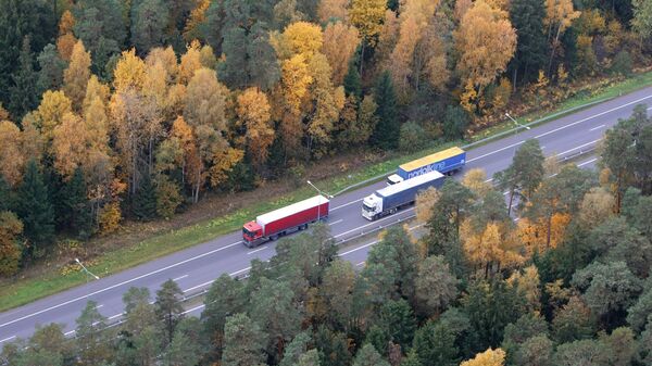 Фуры на трассе в лесу, архивное фото - Sputnik Литва