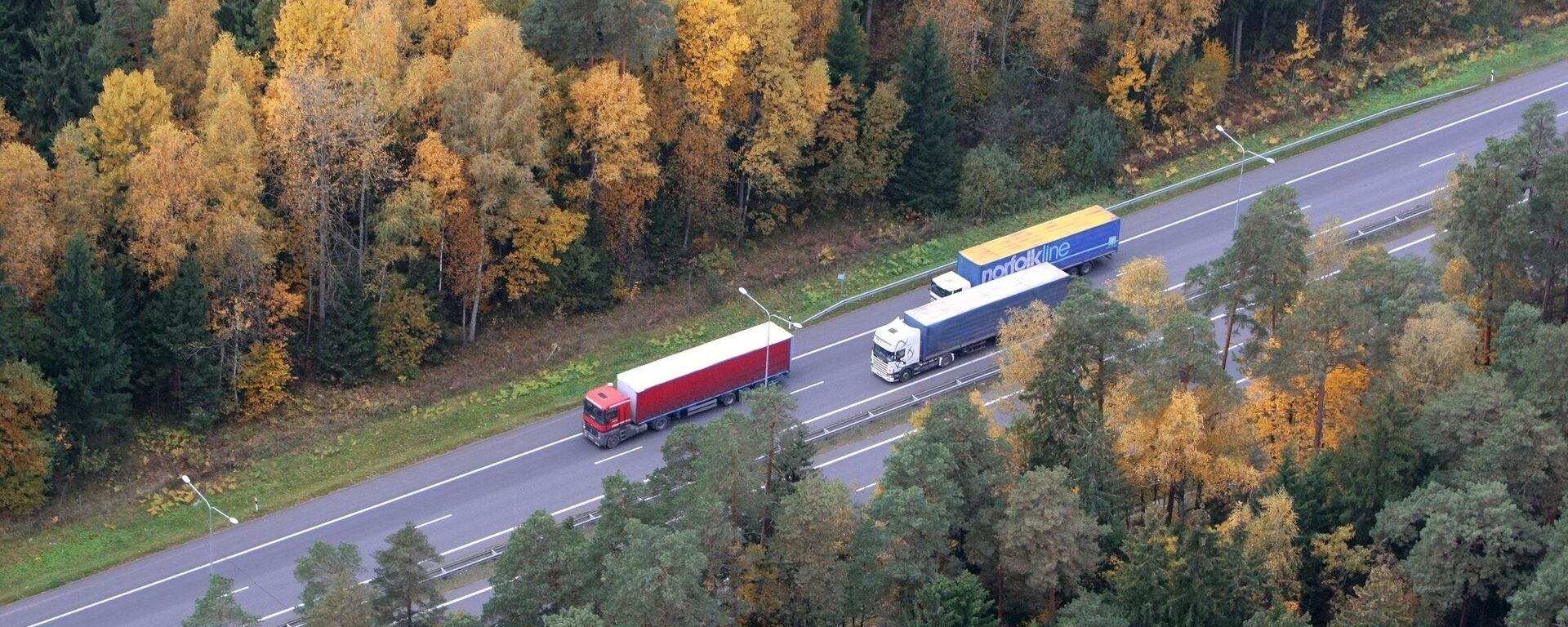 Фуры на трассе в лесу, архивное фото - Sputnik Литва, 1920, 30.11.2025