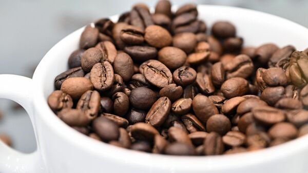 Кофейные зерна в чашке, архивное фото - Sputnik Литва