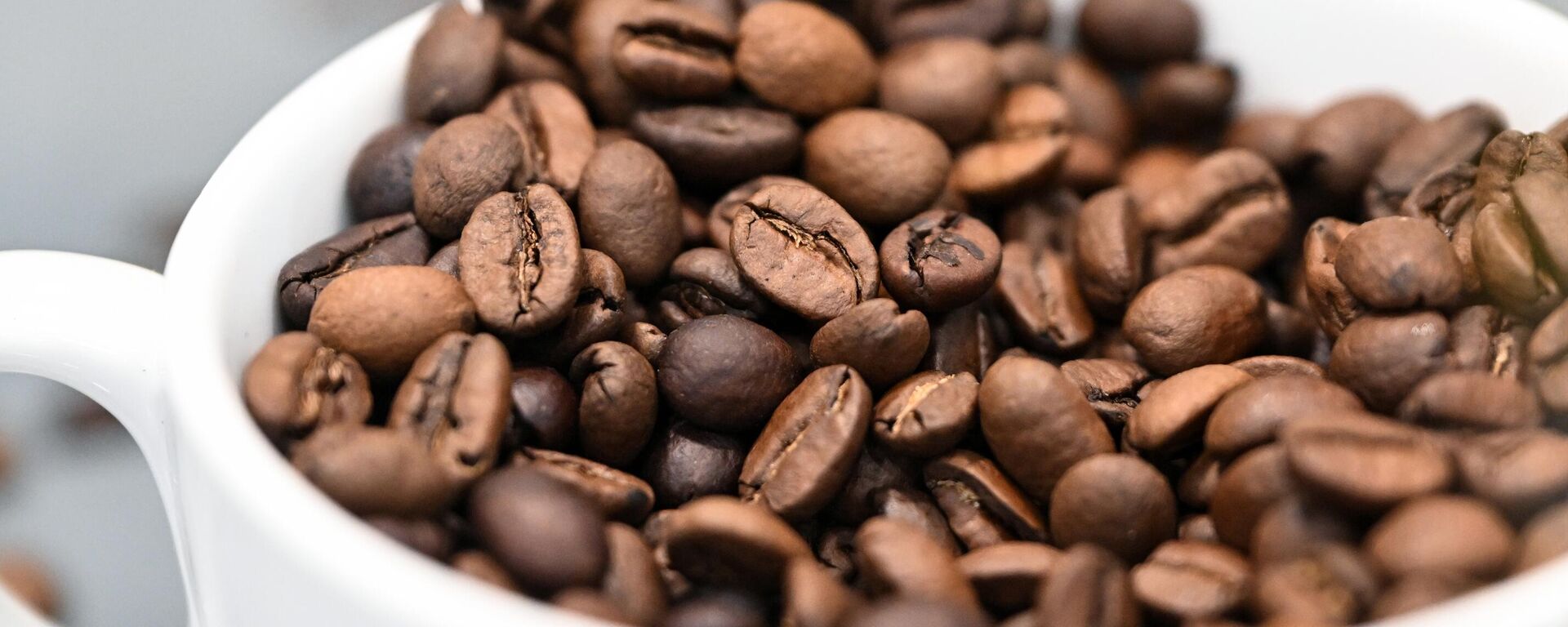 Кофейные зерна в чашке, архивное фото - Sputnik Литва, 1920, 17.04.2026