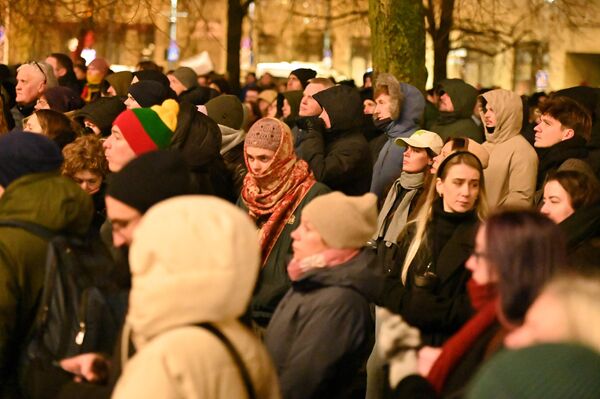 Впервые подобная акция состоялась на прошлой неделе. Тогда организаторы приурочили дату проведения протеста к первому заседанию нового состава Сейма и принесению присяги депутатами. - Sputnik Литва