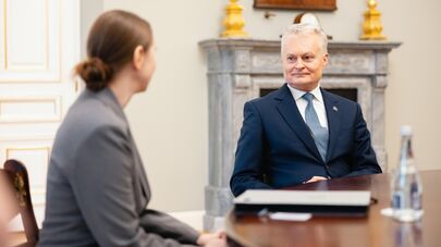 Кандидат на пост главы Министерства обороны, член Социал-демократической партии Довиле Шакалене и президент Литвы Гитанас Науседа 
