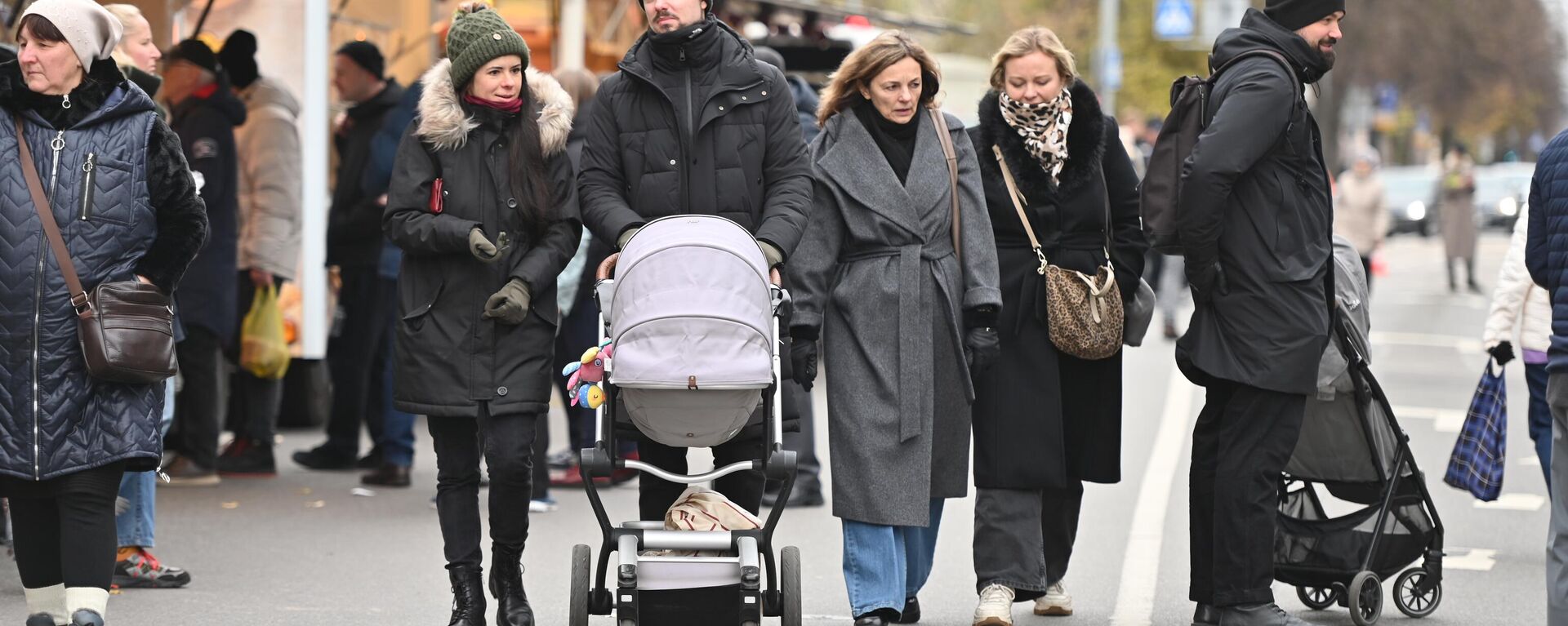 Прохожие в Вильнюсе - Sputnik Литва, 1920, 24.02.2025