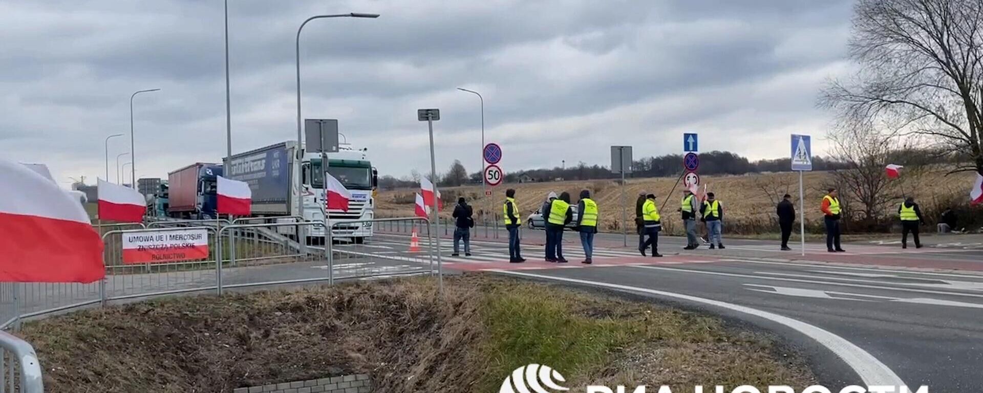 Польские фермеры заблокировали пункт пропуска Медыка — Шегини на границе с Украиной - Sputnik Литва, 1920, 23.11.2024