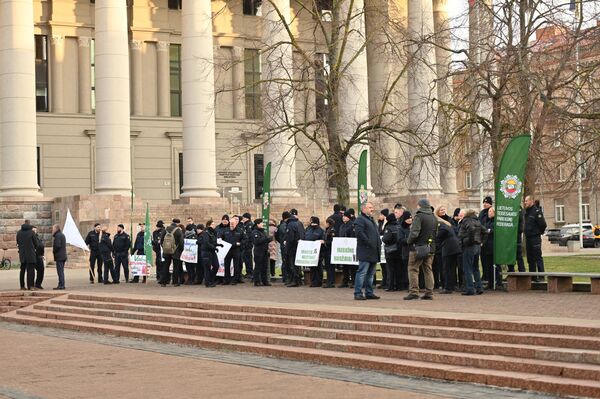 После шествия участники организовали митинг возле Сейма, который они назвали 