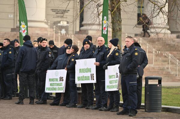 По словам митингующих, молодые сотрудники в системе получают 900 евро, кроме того, есть сотрудники, которые получают 1000—1100 евро, при этом они проработали в системе по 10—15 лет. - Sputnik Литва