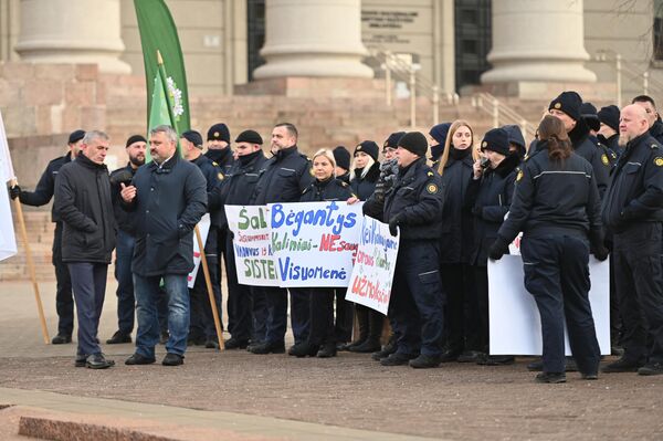 Организаторы протеста отметили, что это предупредительный митинг. Если власти не прислушаются к их требованиям, в следующем году будет запланирована еще одна акция протеста. - Sputnik Литва