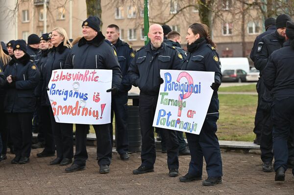 На фото: протестующие держат в руках плакаты с надписями: 