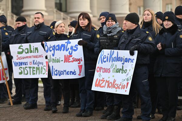 На фото: протестующие держат в руках плакаты с надписями: 